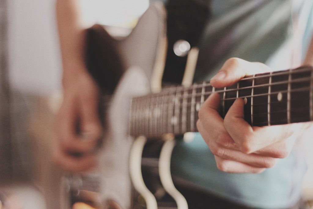 Dez Melhores Livros Sobre Guitarra Para Aprender o Instrumento 15 person playing electric guitar