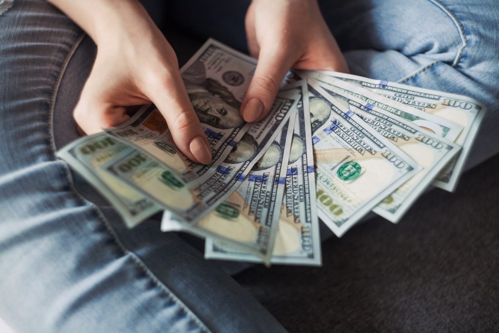 10 Melhores Livros de Introdução À Economia e Muito Mais 11 fan of 100 U.S. dollar banknotes