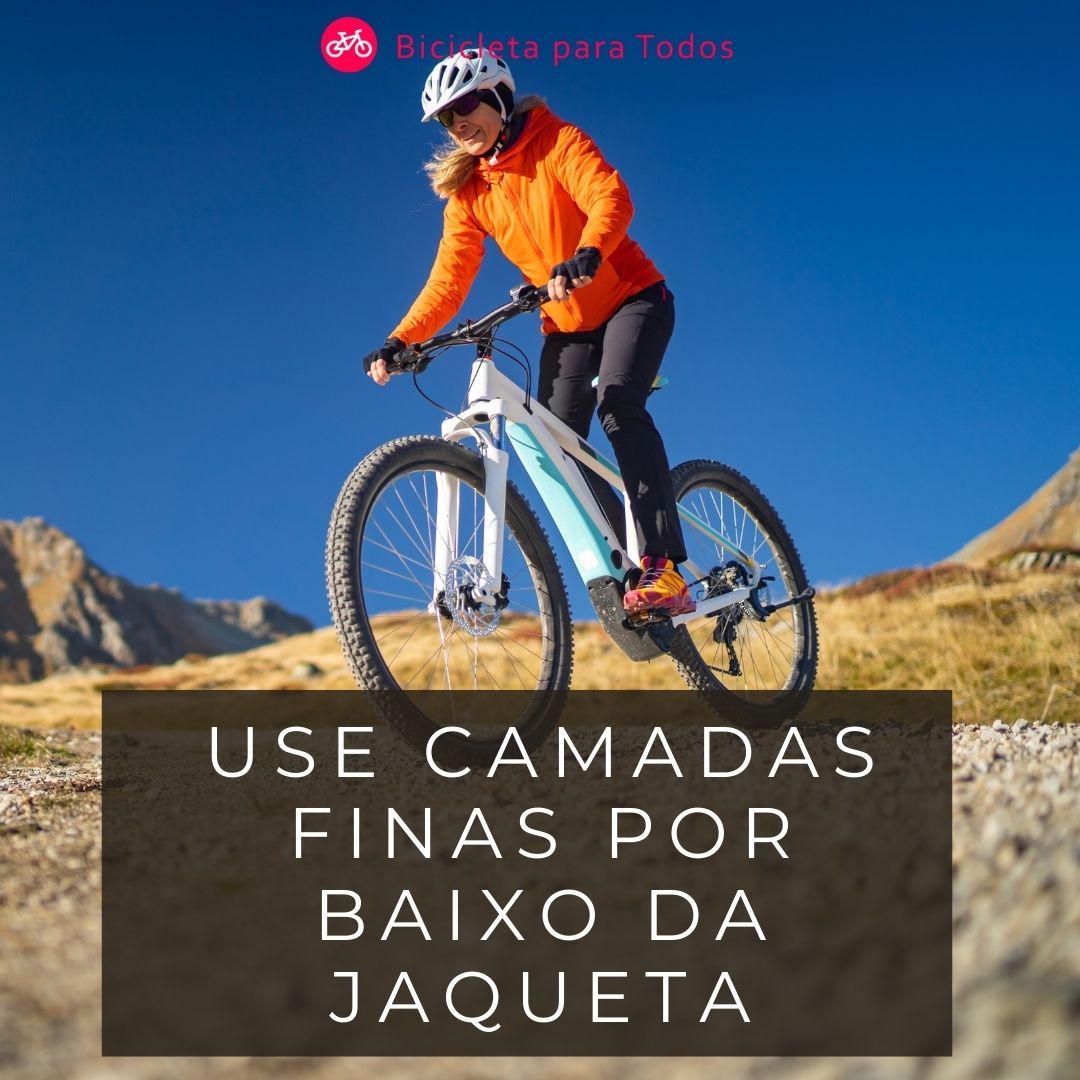 titulo em branco escrito use camadas fina por baixo da jaqueta com mulher pedalando ao fundo.