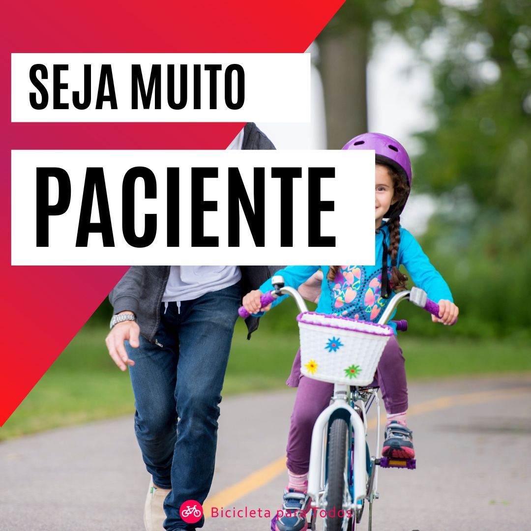 foto com legenda seja muito paciente e pai esinando criança a pedalar