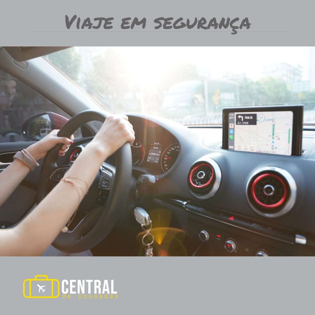 mulher com as mãos no volante dirigindo